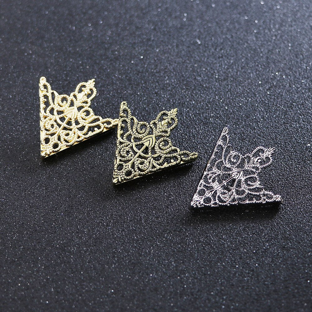 1 Pair Vintage Triangle Shirt Collar Pin Hollow Metal Brooch for Women Men Fashion Wild Collar Brooches Pin Clothes Decor